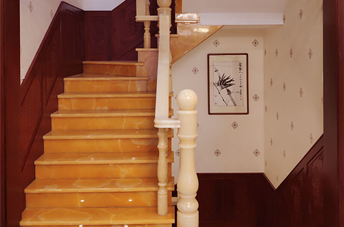 铁山中式别墅室内汉白玉石楼梯的定制安装装饰效果